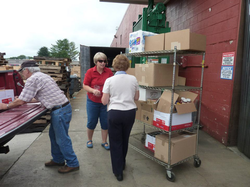 Image of pantry volunteers at food warehouse pickup